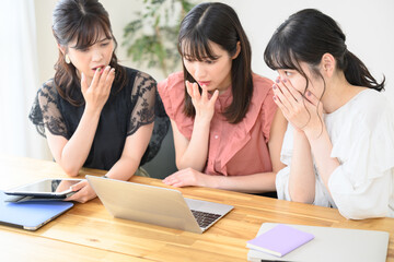 女性の仕事の様子　俯瞰