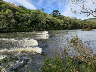 rio com corrente de água