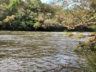 rio com corrente de água