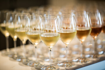 wine and red wine in glasses in rows 