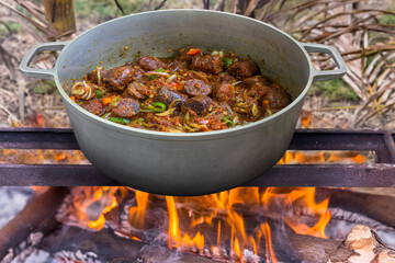Rougail de saucisses fumées, spécialité culinaire réunionnaise 