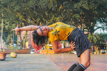 mujer flexible posando 