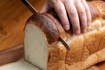 木のテーブルにカットした食パン