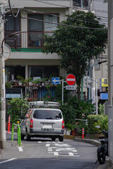 東京都西麻布の細い道に自動車が入り込む