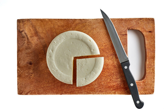 Queso fresco panela hecho en M&eacute;xico sobre tabla vieja r&uacute;stica de madera