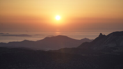 Schöner Sonnenuntergang mit Berg und Meer Blick