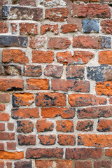 Verwitterte Ziegelsteine als Mauerwerk