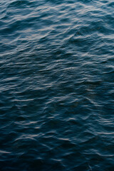 深い青の水の波のテクスチャー