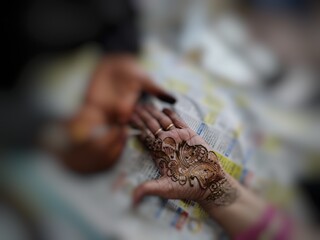 Picture of henna or mehndi design drawn on a woman's hand 