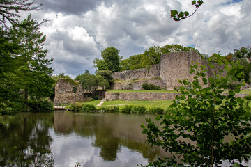 Montaigu. Étang dans le parc municipal face aux ruines du château. Vendée. Pays de la Loire	
