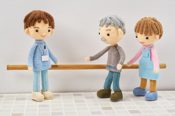 あみぐるみ人形　介護イメージ