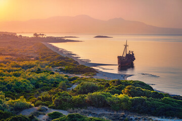 Lever de soleil lumière chaude sur la plage de Valtaki avec Dimitrios Shipwreck. Scène matinale étonnante de la péninsule du Péloponnèse, Grèce, Europe. Incroyable paysage marin d& 39 été de la mer Méditerranée.