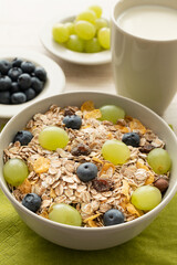 Eine Schale Müsli mit frischen Weintrauben und Heidelbeeren