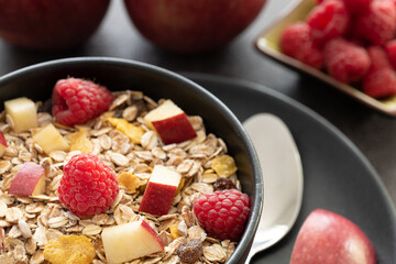 Müsli Schale mit frischen Himbeeren und Apfelstücken