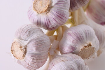 新物のにんにくの束