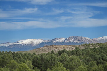 Fototapeta na wymiar Sierra d'Andalousie. Espagne. Sommets enneigés.