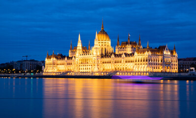 Fototapeta premium hungary Budapest twilight at Danube River with lit up Hungarian Parliament building