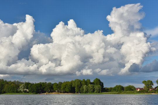 Chmury nad jeziorem Tuchom