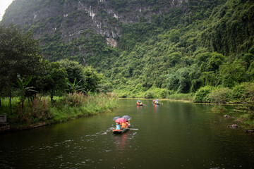 Botes navegando por los rios de Ninh Binh, en Vietnam. Excursiones por Trang An