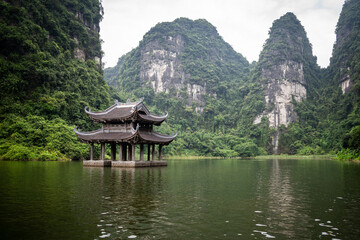 Vista de templo acuático en los rios de Ninh Binh, Vietnam. Excursión de Trang An