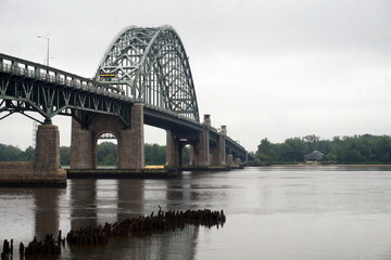 Obraz premium Tacony Palmyra Arched Bridge Extending over the Delaware River on Overcast Day