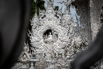 Detalle arquitectónico de templo wat rong khun, en Chiang Rai, Tailandia. Enfoque selectivo