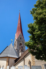 Fototapeta na wymiar Kirchturm in Schlanders, Südtirol 