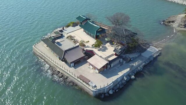 바다위의 절, 서산시의 간월암