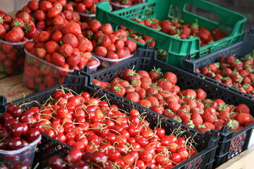 Erdebeeren und Kirschen am Obstverkaufsstand