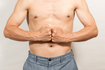 お腹の脂肪に気になるダイエットする男性の姿