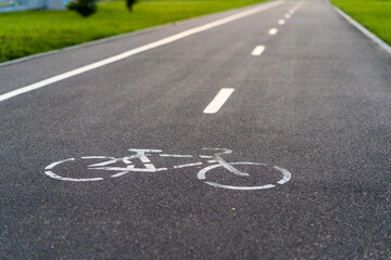 Obraz premium bike path, bicycle sign on asphalt