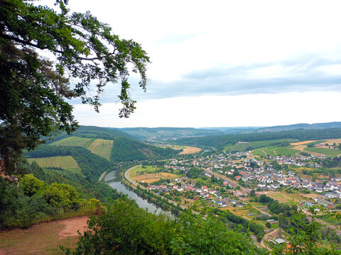  Blick &uuml;ber das Saartal, die Saar und den Ort Serrig von einem Aussichtspunkt bei Kastel-Staadt im Landkreis Trier-Saarburg. Aussicht vom Wanderweg Traumschleife Kasteler Felsenpfad.