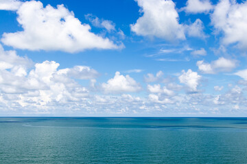Fototapeta premium Beautiful calm turquoise color sea and blue sky with white color cloud background