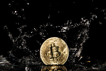 Bitcoin fällt in das Wasser mit vielen Spritzern