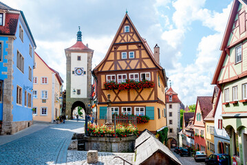 Obraz premium Medieval Plönlein with Kobolzeller Steige and Spitalgasse at Rothenburg ob der Tauber in the Franconia region of Bavaria in Germany