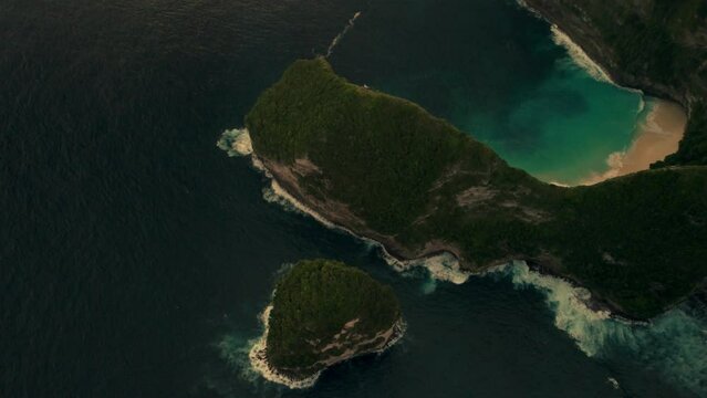 Bird's eye view of Nusa Peneda island covered with greenery against the blue sea in Bali