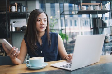 Obraz na płótnie Canvas woman working on laptop
