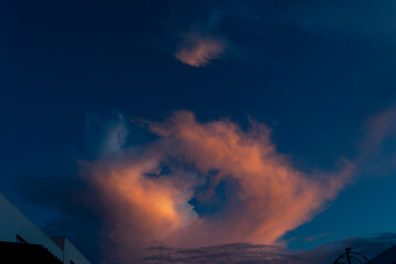 Obraz premium Clouds in the open sky dramatic sunset in latin america, natural space to meditate and live the universe in a relaxed evening.