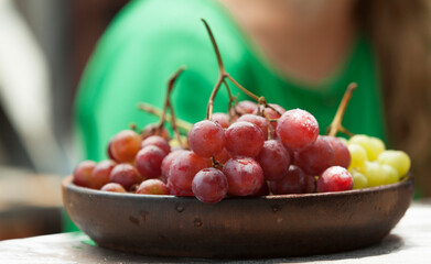 UVAS ROJAS SOBRE TABLA DE MADER