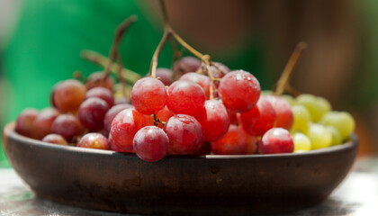 UVAS ROJAS SOBRE TABLA DE MADER