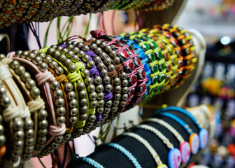 Foto scattata nel centro storico di Capoliveri in un negozio di bracciali.