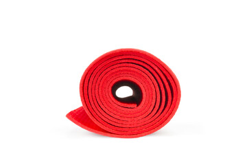 Colchoneta para yoga gimnasia roja sobre un fondo blanco liso y aislado. Vista de frente y de cerca. Copy space. Concepto: Deportes - obrazy, fototapety, plakaty