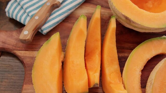 tranches de melon en gros plan sur une planche &agrave; d&eacute;couper