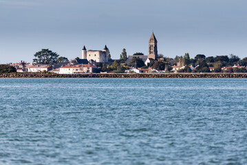 Fototapeta premium Château et église de la ville de Noirmoutier formant une skyline, vue depuis la mer