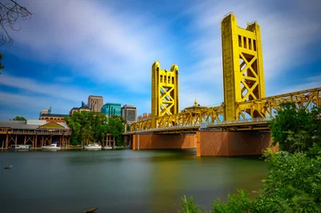 Photo sur Plexiglas Tower Bridge Gold Tower Bridge and Sacramento River in Sacramento, California
