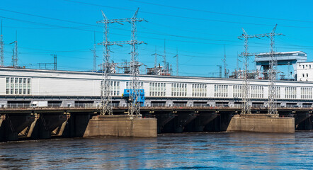 Obraz premium hydroelectric dam on a wide river, view from the downstream
