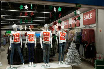 showcase of a clothing store with mannequins dressed in a t-shirt with a discount icon, Concept promotions and sales