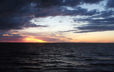 Naklejka na ściany i meble Sonnenuntergang an der Ostseeküste 