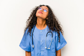 Young hispanic nurse woman isolated on white background dreaming of achieving goals and purposes - obrazy, fototapety, plakaty