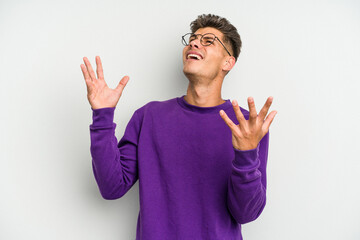 Naklejka premium Young caucasian man isolated on white background screaming to the sky, looking up, frustrated.
